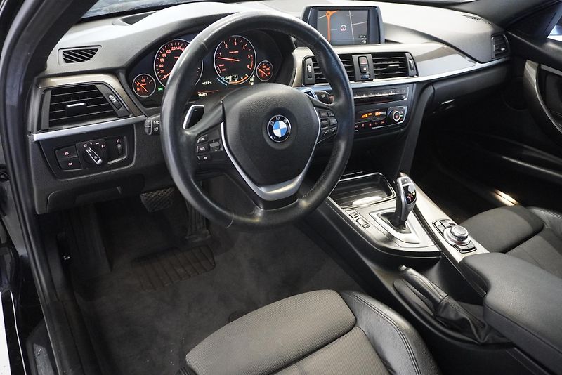 BMW Řada 3 3,0 XDRIVE AUT. - fotka 12 z 28