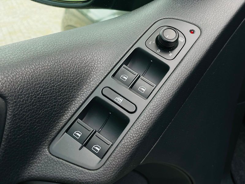 Volkswagen Tiguan 1.4TSI MANUÁL SENZORY TAŽNÉ - fotka 29 z 47