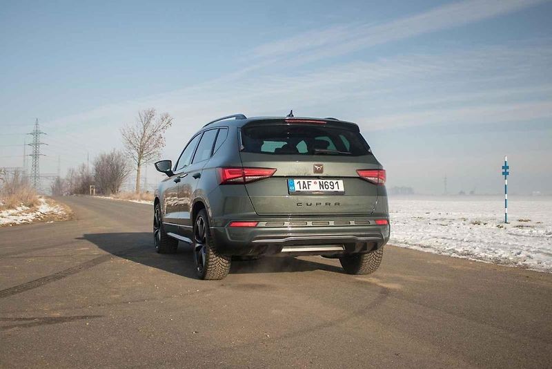 Zvenčí má sportovní šmrnc a sexy detaily, uvnitř však Cupra Ateca neopustila praktičnost rodinného SUV.