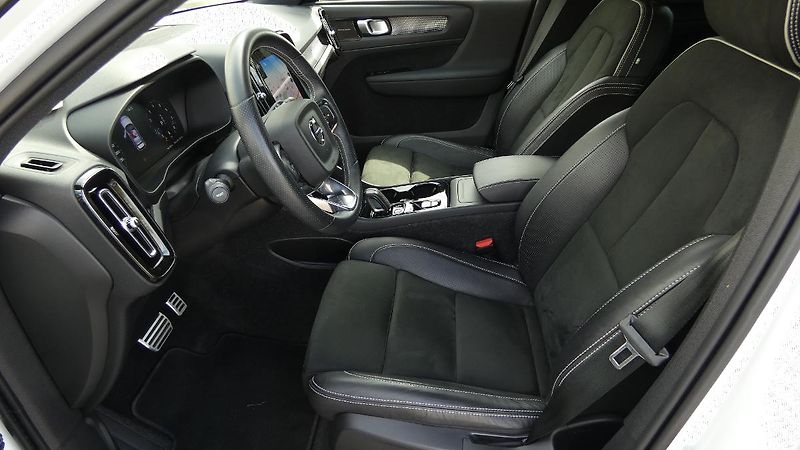Volvo XC40 B4 AWD R-Design - fotka 17 z 22