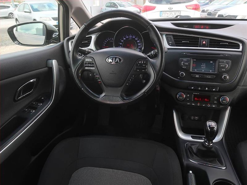 Kia Ceed (2017) Gold 1.4 CVVT, Serv.kniha - fotka 7 z 17