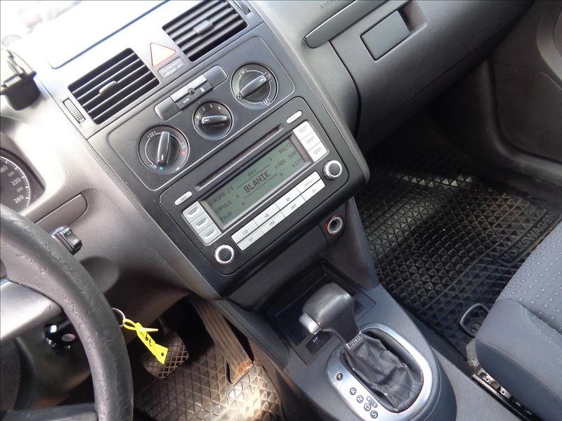 Volkswagen Touran 2,0 - fotka 16 z 25