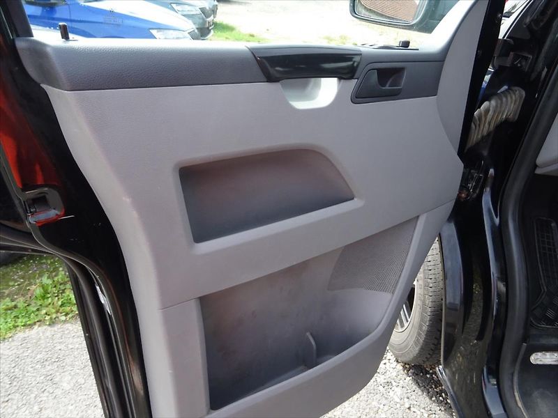 Volkswagen Transporter 2,5 TDi 96 kW Kat. M1 9.Míst - fotka 15 z 15