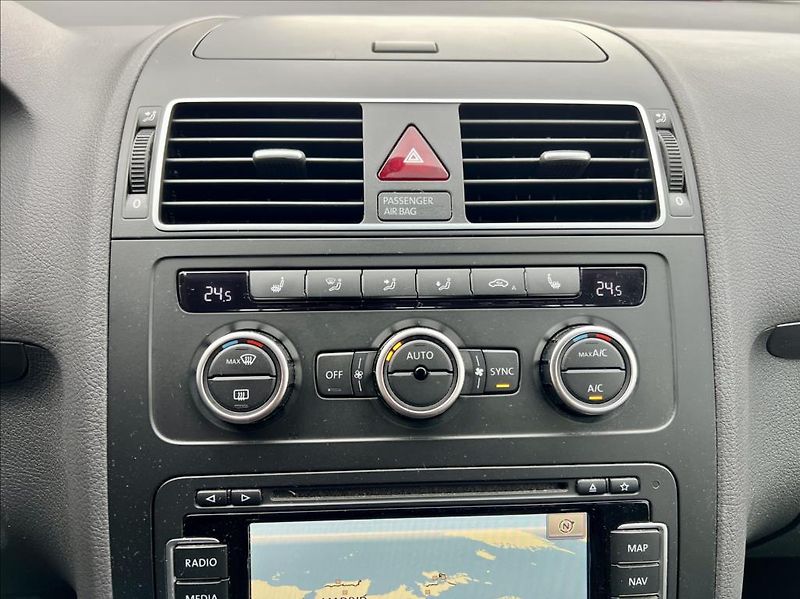 Volkswagen Touran 1,6 TDi  NAVI / kamera / ALU - fotka 35 z 44