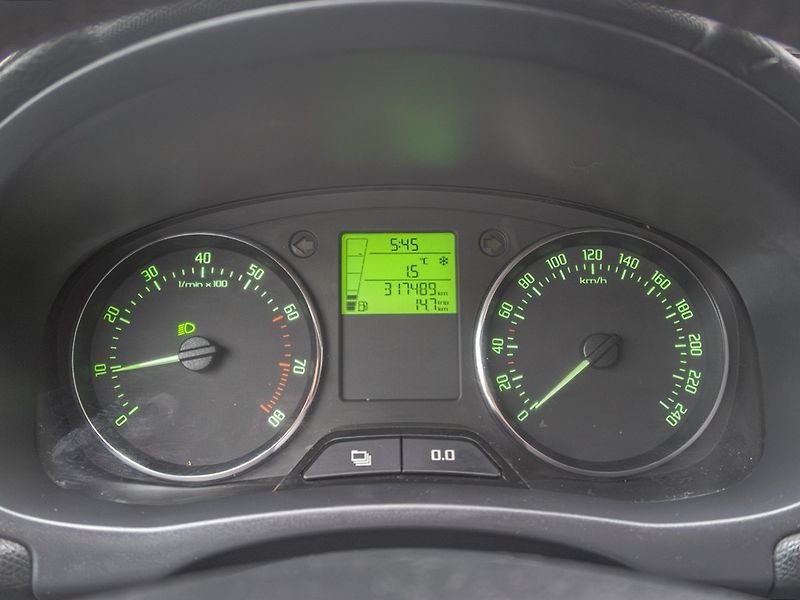 Škoda Fabia (2011) 1.2HTP 51KW – KLIMA - fotka 15 z 30