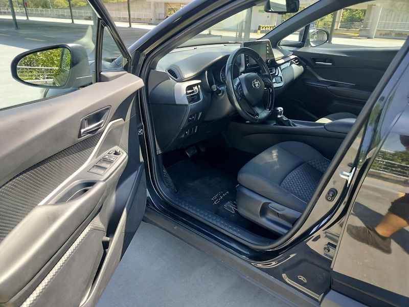 Toyota C-HR 1.8 Hybrid - fotka 9 z 27