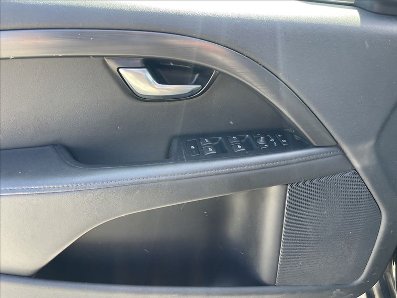 Volvo XC70 2,4 D5 Geartronic Momentum AWD - fotka 20 z 35