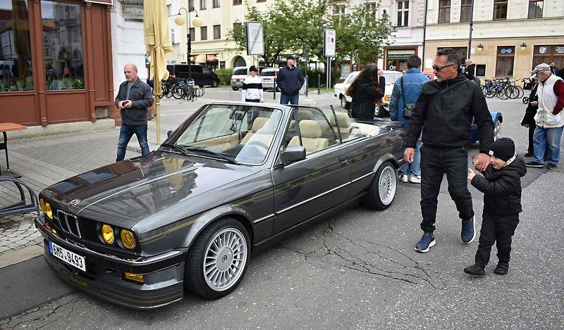 Tradiční sraz autoveteránistů na náměstí T. G. Masaryka v Prostějově. 18. května 2025