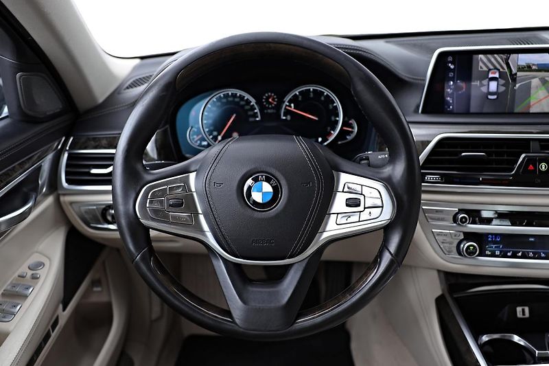 BMW Řada 7 750Li xDrive - fotka 15 z 25