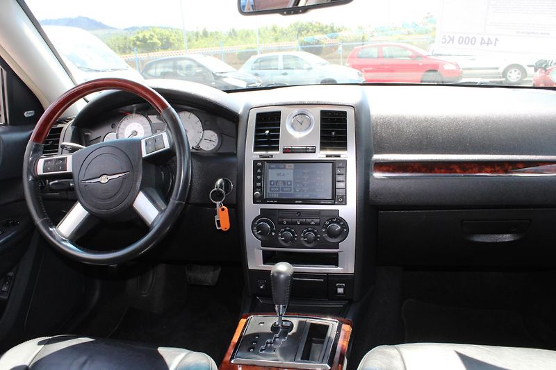 Chrysler 300C (2008) REZERVACE - fotka 15 z 17