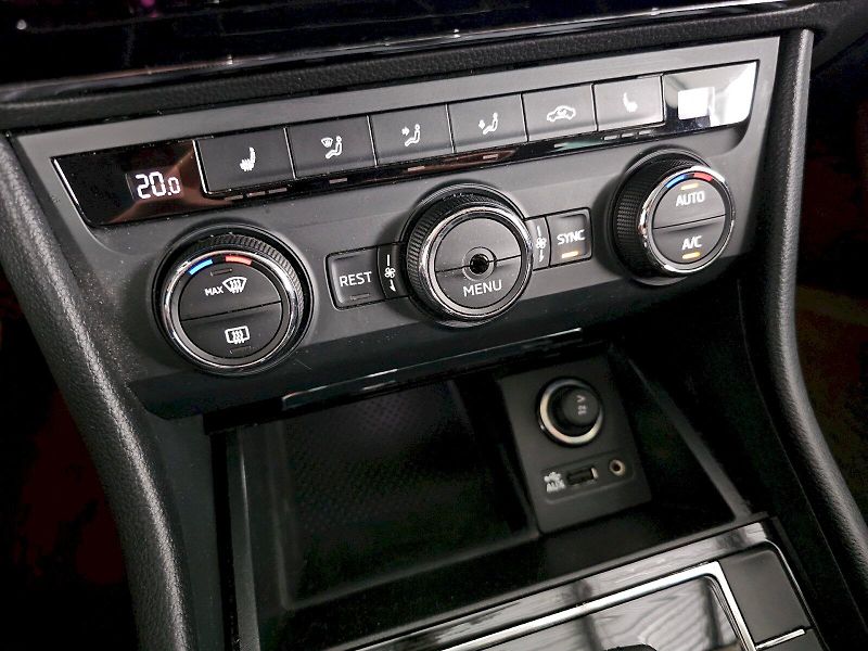 Škoda Superb (2016) 2.0TDi 110kW DSG AMBITION PLUS - fotka 18 z 26