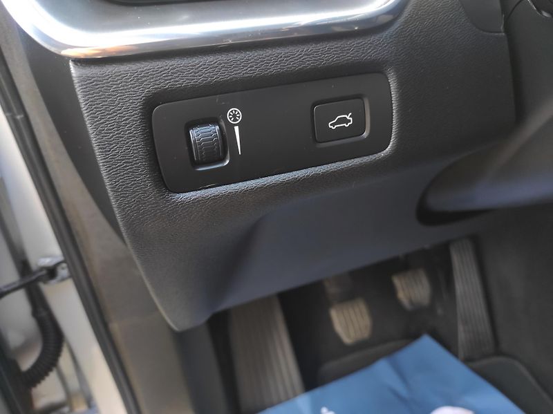 Volvo XC60 2,0 D3 Drive-E, Momentum Pro - fotka 29 z 41