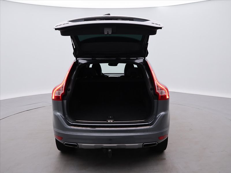 Volvo XC60 2,0 D4 140kW Aut. Summum - fotka 9 z 33