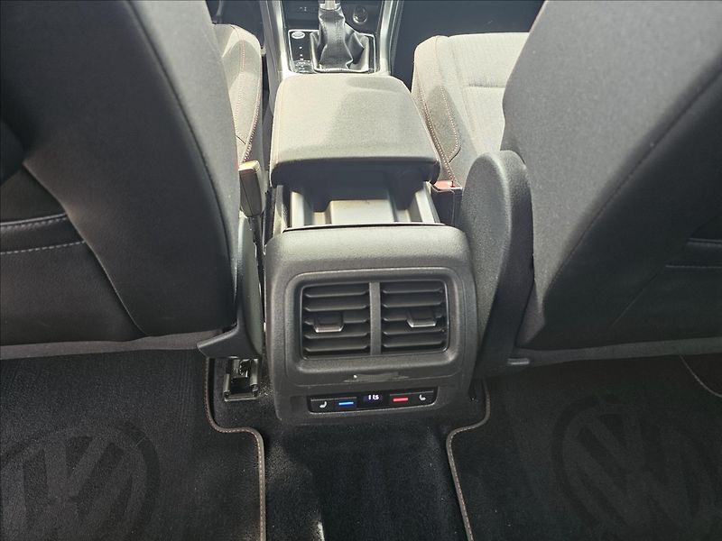 Volkswagen Touran 1,4 Tsi 110KW DSG Sound 7MÍST - fotka 27 z 47