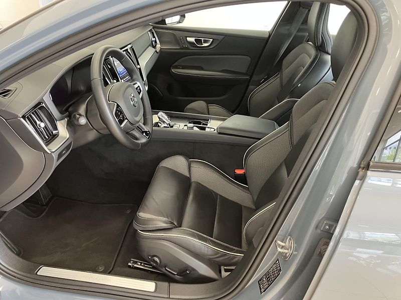 Volvo S60 B5 AWD Ultimate Dark-REZERVACE - fotka 14 z 42