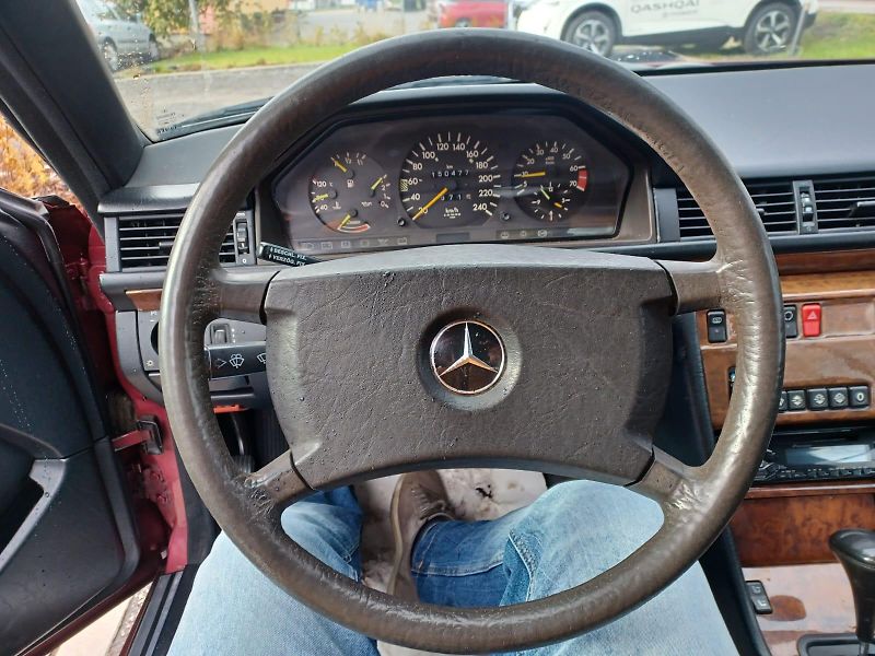 Mercedes-Benz 124 (1990) Coupé  - fotka 11 z 16