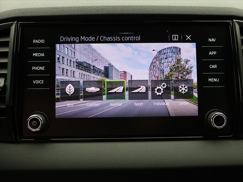 Škoda Karoq 2,0 TDI DSG 4x4 Sportline DPH - fotka 21 z 32