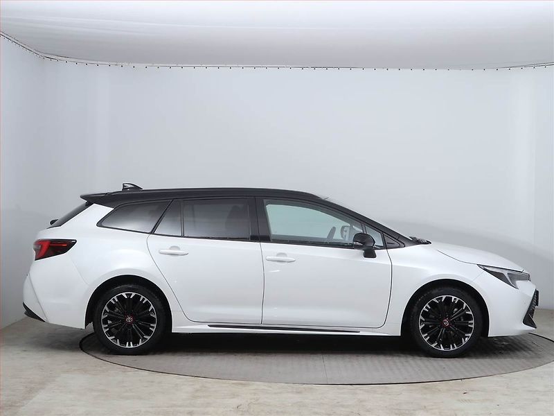 Toyota Corolla (2024) 1.8 Hybrid - fotka 6 z 15