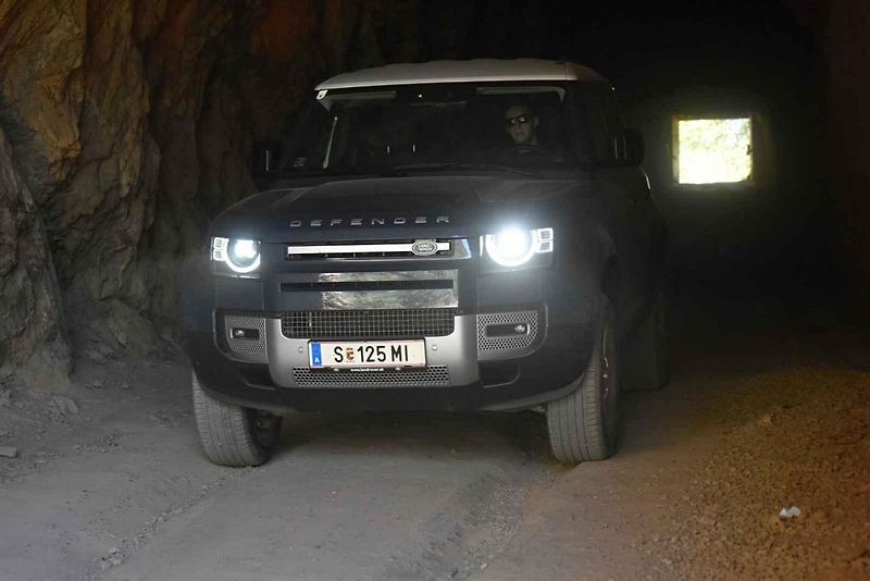 Prezentace vozu Land Rover Defender v lomu Velká Amerika