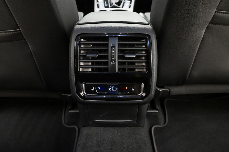Volkswagen Passat 2,0 TDI 110 kW DSG ELEGANCE Zá - fotka 22 z 32