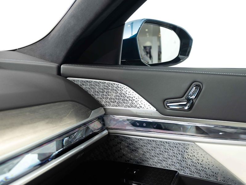 BMW Řada 7 750e xDrive - fotka 16 z 23