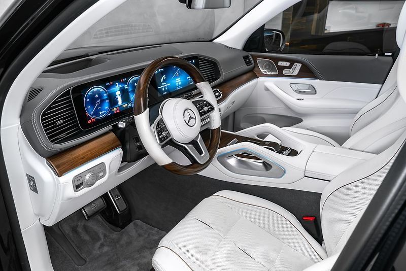 Mercedes-Benz GLS 4MATIC MAYBACH - fotka 12 z 27