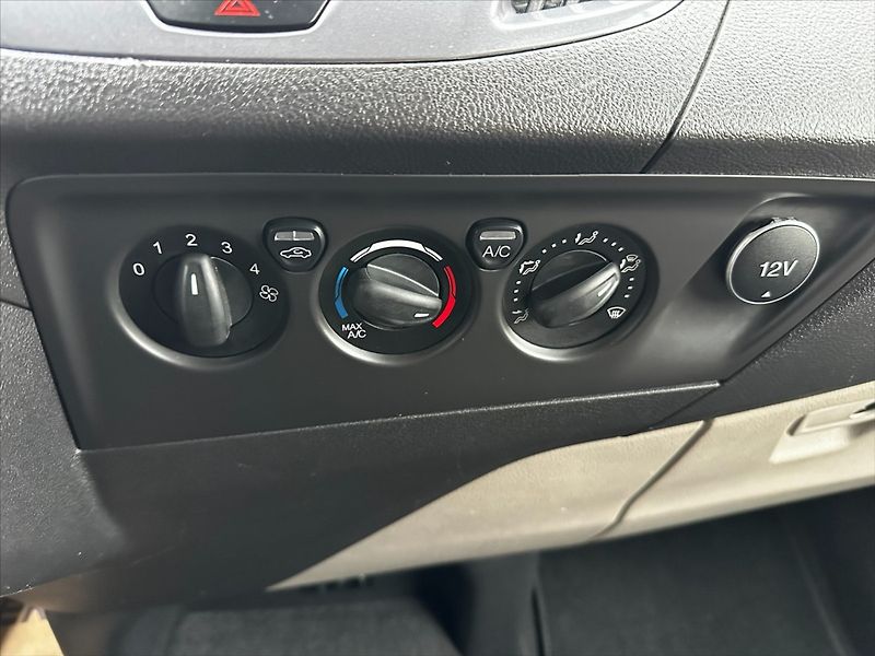 Ford Tourneo Custom 2,0 TDCi 96kW-CZ-DPH-SERVIS!! - fotka 33 z 45