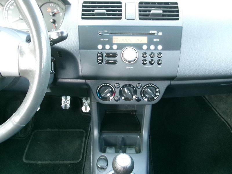 Suzuki Swift (2007) 1,3i KLIMA VÝHŘEV - fotka 21 z 22