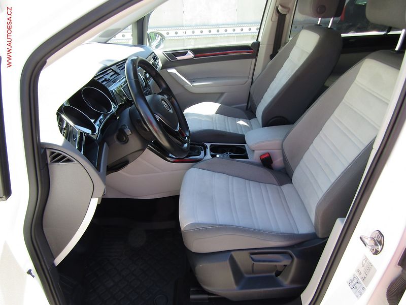 Volkswagen Touran (2016) 2.0 TDi, ČR, DSG, TZ, park - fotka 9 z 20