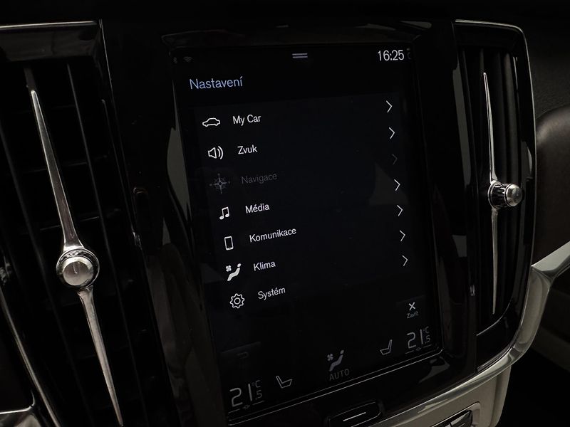 Volvo V90 CC D4 AWD MOMENTUM AUT - fotka 34 z 46