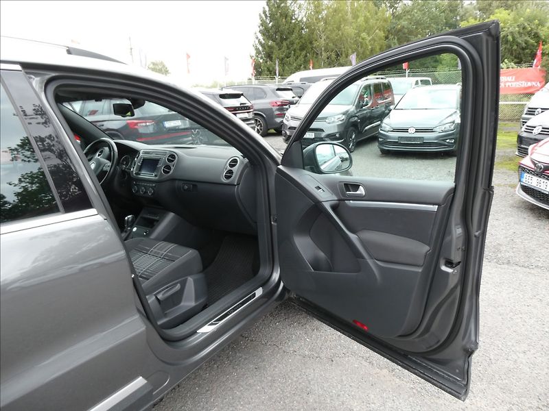 Volkswagen Tiguan 2,0 TDi 110kW Lounge DSG, 4x4 - fotka 21 z 54