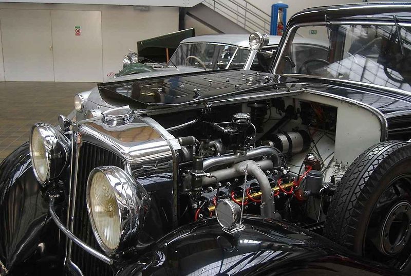 Tatra 80 s dvanáctiválcem a speciální odklápěcí střechou