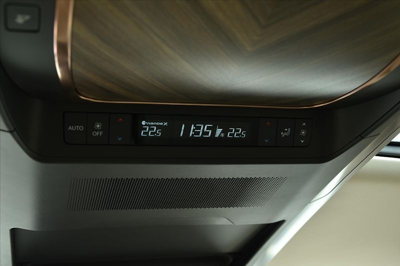 Lexus LM 350h  2.5 HEV LUXURY 7 MÍST ČR - fotka 36 z 39