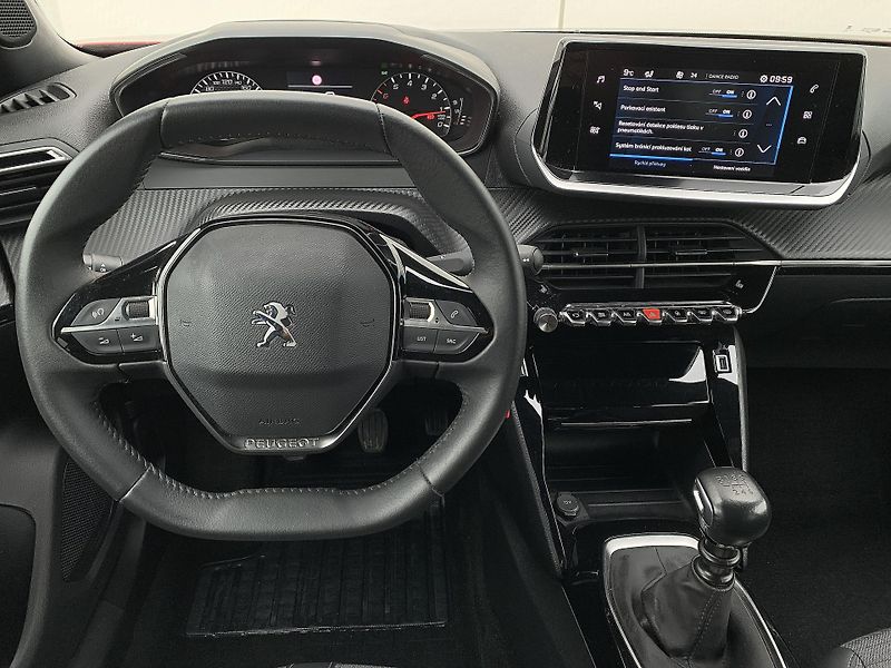 Peugeot 2008 ALLURE 1.2 PureTech 74kW MAN6 - fotka 16 z 33