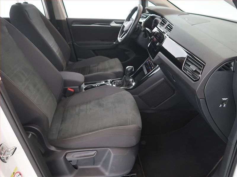 Volkswagen Touran (2023) 2.0 TDI - fotka 9 z 12