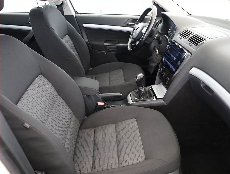 Škoda Octavia (2011) 1.6 TDI, Tempomat - fotka 7 z 16