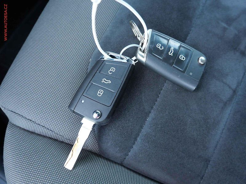 Volkswagen Golf (2015) 2.0 TDi VII, Highline - fotka 23 z 23