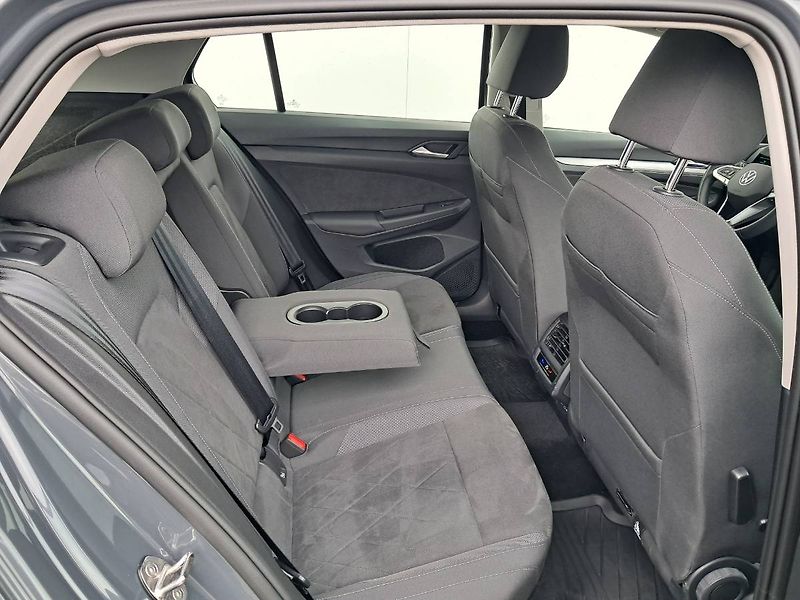 Volkswagen Golf (2023) LIFE 1.0 e-TSI / 81 kW DSG7 - fotka 21 z 27