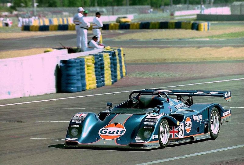 Legendární závodník Derek Bell se v roce 1977 představil s Jaguarem XJ12 C při Grand Prix Brna.