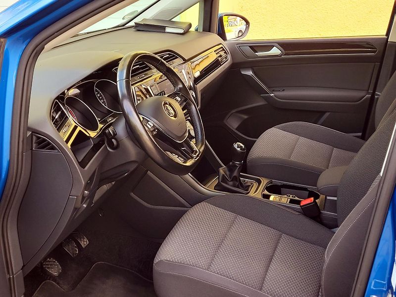 Volkswagen Touran TSi *CEBIA* 1.maj,SERV.KNIHA - fotka 29 z 47