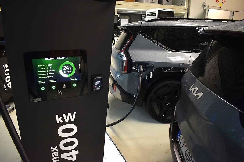 S vozy Kia EV9 jsme mohli vjet přímo do haly s testovacími zařízeními