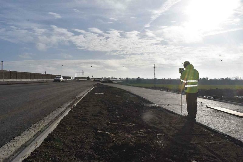 Křižovatka před Sadovou, tady bude konec otevřeného úseku od Hradce Králové.