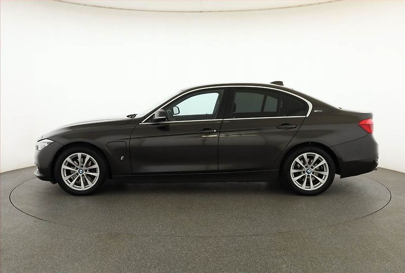 BMW Řada 3 (2016) 330e iPerformance, Automat - fotka 3 z 18
