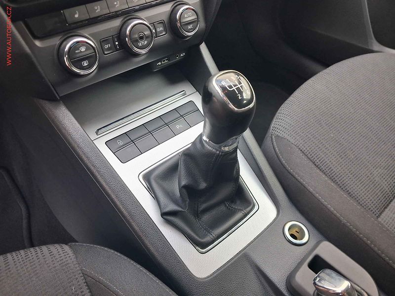 Škoda Octavia (2014) 2.0 TDi, ČR, Elegance - fotka 16 z 18