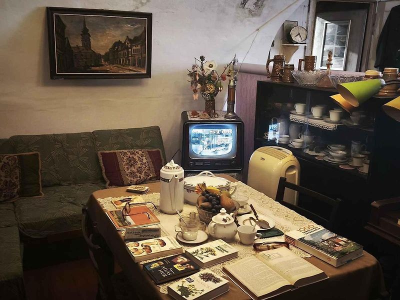 U vstupu do muzea překvapí stylově zařízená recepce z Barkasu.