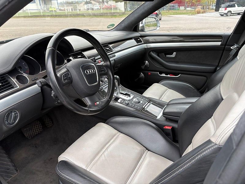 Audi S8 (2008) Audi S8, 5.2V10 331kW - fotka 11 z 21