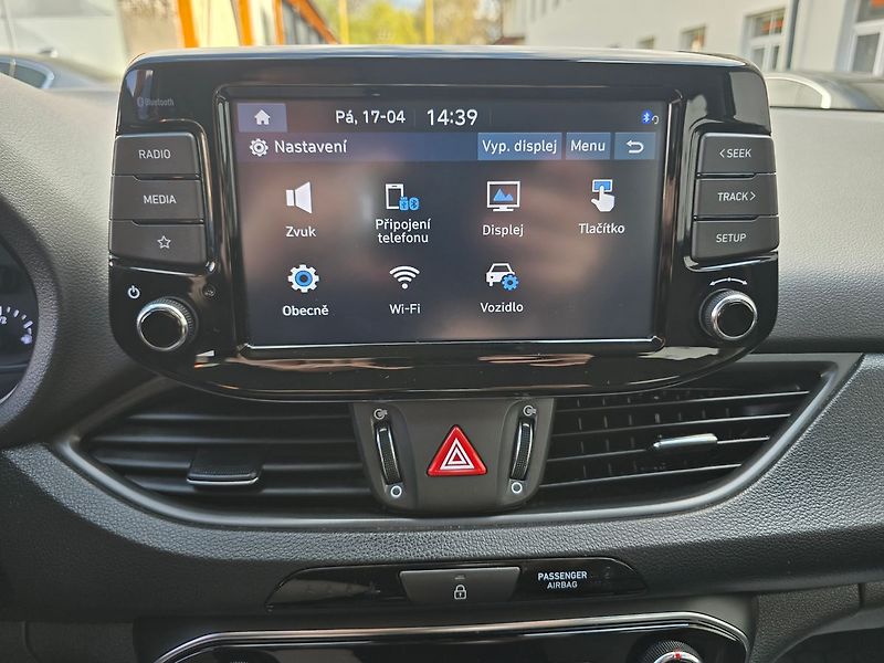 Hyundai i30 1.5i COMFORT LED KAMERA NAVI - fotka 33 z 41