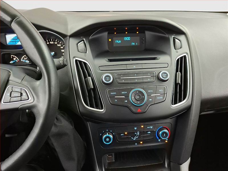 Ford Focus (2017) 1.6 i, ČR,1.maj - fotka 12 z 17
