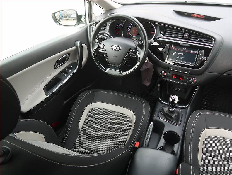 Kia Ceed (2018) Premium 1.6 i, Serv.kniha - fotka 7 z 18