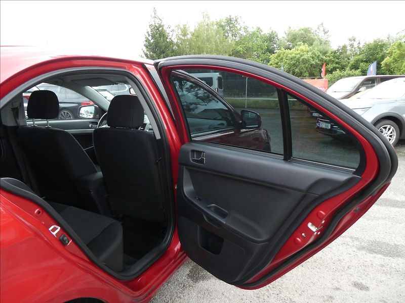 Mitsubishi Lancer 1,8 i 105kW Sportback, klima - fotka 18 z 31